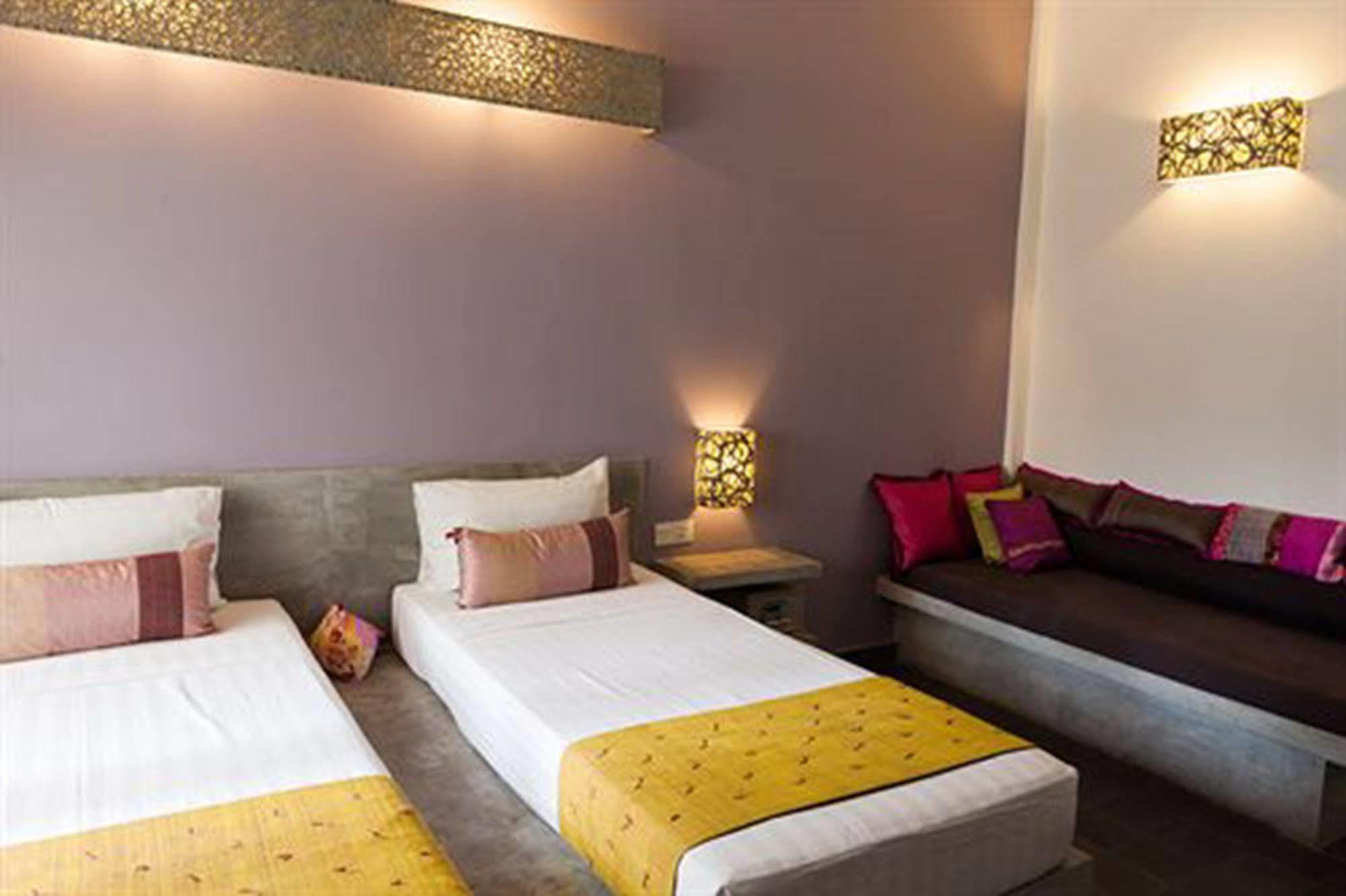 The 252 Hotel Phnom Penh Exterior photo