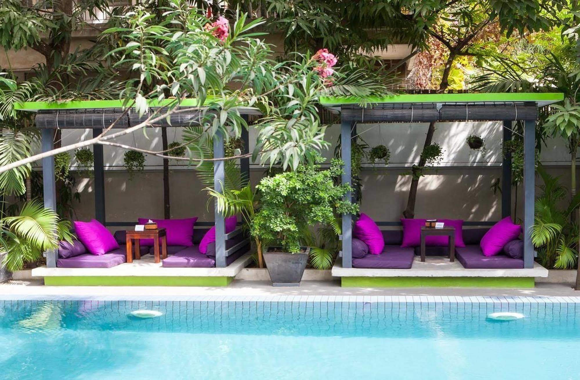The 252 Hotel Phnom Penh Exterior photo